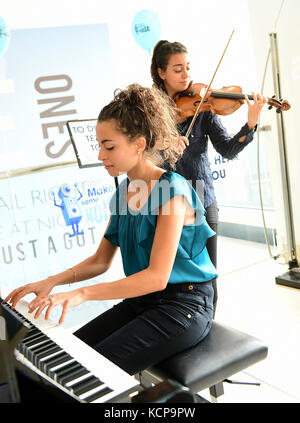 Sarah und Laura Ayoub von den Ayoub Sisters während des Global Make Some Noise Day 2017 im Global, 30 Leicester Square, London. Die Veranstaltung vereint alle Radiomarken von Global, um Geld für Global Make Some Noise zu sammeln, die Wohltätigkeitsorganisation, die von Global gegründet wurde, um benachteiligten Jugendlichen in ganz Großbritannien zu helfen. Bild Datum: Freitag 6 Oktober. Bildnachweis sollte lauten: Ian West/PA Wire Stockfoto