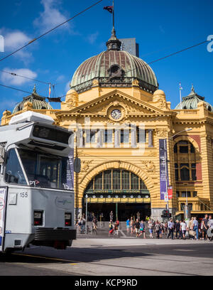 Einen allgemeinen Blick auf die Flinders Street Station in der australischen Stadt Melbourne Stockfoto