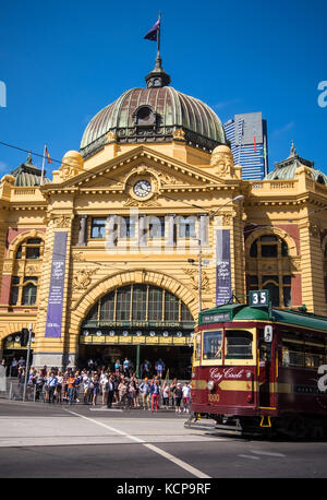 Einen allgemeinen Blick auf die Flinders Street Station in der australischen Stadt Melbourne Stockfoto