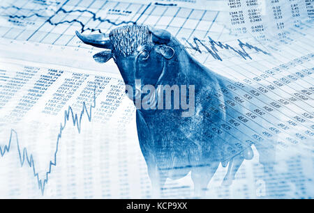 Finanzielle Symbole und Stier stehen für Erfolg in der Börse Stockfoto