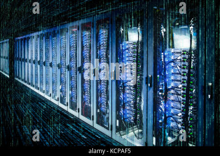 Netzwerkschränke mit Server-Racks in einem Rechenzentrum mit Matrix. Stockfoto