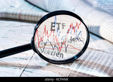 Lupe zeigt die Kurse der ETF, Fonds und Aktien Stockfoto