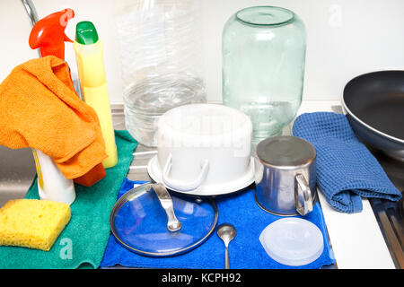 Verschiedene sauber Küchenutensil trocknen auf einem Tisch, Indoor closeup Stockfoto