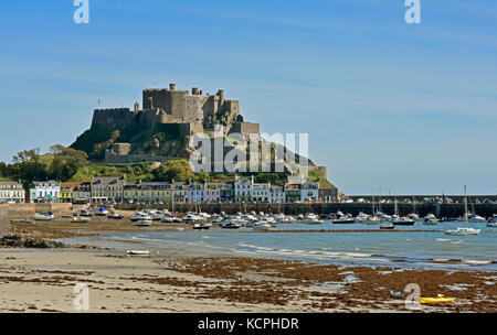 Mont Orgueil - Gorey - Jersey, Channel Isles - alte Burg mit Blick auf den Hafen von Gorey - Sonnenlicht und Schatten - Flut Stockfoto