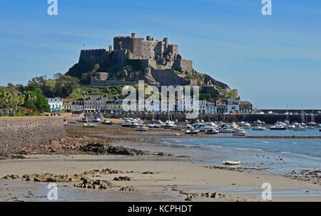 Mont Orgueil - gorey Village-Jersey, Channel Isles-historischen Schloss mit Blick auf den Hafen von Gorey - helles Sonnenlicht - blue sky Stockfoto