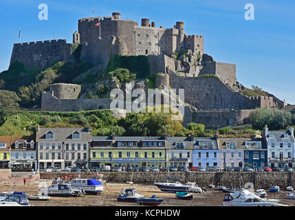 Mont Orgueil - gorey Village - Jersey - Kanal Inseln - imposante alte Burg mit Blick auf den Hafen von Gorey - Sonnenlicht - Schatten - atmosphärische Stockfoto