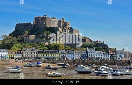 Mont Orgueil - gorey Castle - mit Blick auf den Hafen von Gorey + Dorf - Jersey - Kanal Inseln - Sonnenlicht + blue sky Stockfoto