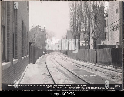 Vertrieb, Service Rohrleitungen, Zustand der Boston & Albany Railroad Tracks nach Einbruch in 30 Zoll Main, Boylston Street an Boylston Platz, Blick nach Westen, Brookline, Massachusetts, Feb 14, 1917 Stockfoto