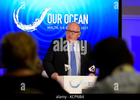 St. Julian's, Malta. Oktober 2017. Frans Timmermans, erster Vizepräsident der Europäischen Kommission, spricht am 6. Oktober 2017 in St. Julian's, Malta, über eine gemeinsame Presse unserer Ocean Conference 2017. Mehr als 6 Milliarden Euro (7,01 Milliarden US-Dollar) wurden von öffentlichen und privaten Sektoren aus 112 Ländern auf der Our Ocean Conference 2017 in Malta bereitgestellt, um die Bewirtschaftung der Ozeane zu verbessern. Quelle: Mark Zammit Cordina/Xinhua/Alamy Live News Stockfoto