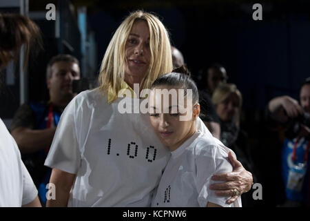 Oktober 1, 2017: Gymnast Larisa Iordache (ROU) am Podium Training mit legendären Rumänische Turnerin Nadia Comaneci, während die 47 Abb. Gymnastics World Championships in Montreal, Kanada. Beide sind gesehen, t-shirts, die Gedenken Comaneci zählen die erste Perfekte 10.0 in der olympischen Geschichte, an der 1976 Montreal Spiele. Iordache erlitt eine Achilles kurz vor Beginn des Wettbewerbs reißen und zurückzuziehen. Melissa J. Perenson/CSM Stockfoto