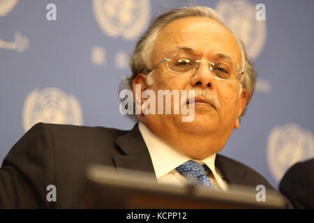 Uno, New York, USA. 6. Okt, 2017. Saudi-Arabien Botschafter Abdallah y.al-mouallimi sprach mit Drücken über Sein auf un-Jemen Kinder und bewaffnete Konflikte Liste. Credit: Matthew Russell Lee/alamy leben Nachrichten Stockfoto