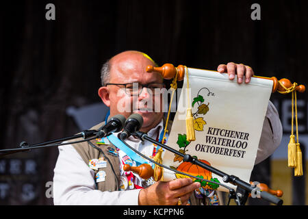 Kitchener, Ontario, Kanada. Oktober 2017. Offizielle Eröffnung des 49. Jährlichen Kitchener Waterloo Oktoberfests, Nordamerikas größtes bayerisches Fest. Das erste Bierfass wird im Rathaus von Kitchener gezapft. Barry Vrbanovic, Bürgermeister von Kitchener, liest die Eröffnungserklärung vor. Bild: Performance Image/Alamy Live News Stockfoto