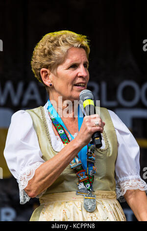 Kitchener, Ontario, Kanada. Oktober 2017. Offizielle Eröffnung des 49. Jährlichen Kitchener Waterloo Oktoberfests, Nordamerikas größtes bayerisches Fest. Das erste Bierfass wird im Rathaus von Kitchener gezapft. Kathleen Wynne Premierministerin von Ontario bei der Eröffnungszeremonie . Bild: Performance Image/Alamy Live News Stockfoto