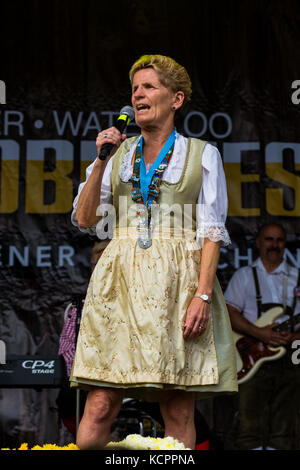 Kitchener, Ontario, Kanada. Oktober 2017. Offizielle Eröffnung des 49. Jährlichen Kitchener Waterloo Oktoberfests, Nordamerikas größtes bayerisches Fest. Das erste Bierfass wird im Rathaus von Kitchener gezapft. Kathleen Wynne Premierministerin von Ontario bei der Eröffnungszeremonie . Bild: Performance Image/Alamy Live News Stockfoto