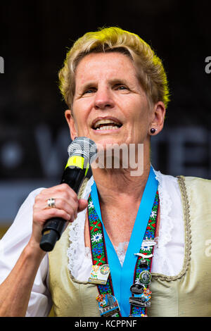 Kitchener, Ontario, Kanada. Oktober 2017. Offizielle Eröffnung des 49. Jährlichen Kitchener Waterloo Oktoberfests, Nordamerikas größtes bayerisches Fest. Das erste Bierfass wird im Rathaus von Kitchener gezapft. Kathleen Wynne Premierministerin von Ontario bei der Eröffnungszeremonie . Bild: Performance Image/Alamy Live News Stockfoto