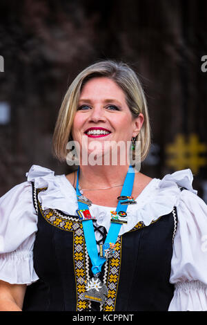 Kitchener, Ontario, Kanada. Oktober 2017. Offizielle Eröffnung des 49. Jährlichen Kitchener Waterloo Oktoberfests, Nordamerikas größtes bayerisches Fest. Das erste Bierfass wird im Rathaus von Kitchener gezapft. Andrea Horwath, Vorsitzende der NDP-Partei in Ontario, bei der Eröffnungszeremonie. Bild: Performance Image/Alamy Live News Stockfoto