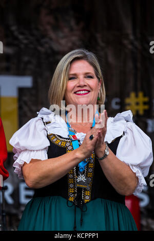 Kitchener, Ontario, Kanada. Oktober 2017. Offizielle Eröffnung des 49. Jährlichen Kitchener Waterloo Oktoberfests, Nordamerikas größtes bayerisches Fest. Das erste Bierfass wird im Rathaus von Kitchener gezapft. Andrea Horwath, Vorsitzende der NDP-Partei in Ontario, bei der Eröffnungszeremonie. Bild: Performance Image/Alamy Live News Stockfoto