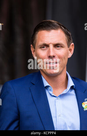 Kitchener, Ontario, Kanada. Oktober 2017. Offizielle Eröffnung des 49. Jährlichen Kitchener Waterloo Oktoberfests, Nordamerikas größtes bayerisches Fest. Das erste Bierfass wird im Rathaus von Kitchener gezapft. Patrick Brown Führer der Ontario PC Party bei der Eröffnungszeremonie . Bild: Performance Image/Alamy Live News Stockfoto