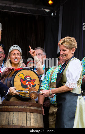 Kitchener, Ontario, Kanada. Oktober 2017. Offizielle Eröffnung des 49. Jährlichen Kitchener Waterloo Oktoberfests, Nordamerikas größtes bayerisches Fest. Das erste Bierfass wird im Rathaus von Kitchener gezapft. Kathleen Wynne Premier von Ontario klopft das erste Bierfass an. Bild: Performance Image/Alamy Live News Stockfoto