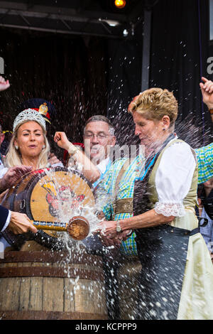 Kitchener, Ontario, Kanada. Oktober 2017. Offizielle Eröffnung des 49. Jährlichen Kitchener Waterloo Oktoberfests, Nordamerikas größtes bayerisches Fest. Das erste Bierfass wird im Rathaus von Kitchener gezapft. Kathleen Wynne Premier von Ontario klopft das erste Bierfass an. Bild: Performance Image/Alamy Live News Stockfoto