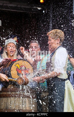 Kitchener, Ontario, Kanada. Oktober 2017. Offizielle Eröffnung des 49. Jährlichen Kitchener Waterloo Oktoberfests, Nordamerikas größtes bayerisches Fest. Das erste Bierfass wird im Rathaus von Kitchener gezapft. Kathleen Wynne Premier von Ontario klopft das erste Bierfass an. Bild: Performance Image/Alamy Live News Stockfoto