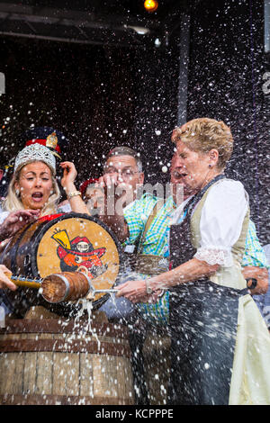 Kitchener, Ontario, Kanada. Oktober 2017. Offizielle Eröffnung des 49. Jährlichen Kitchener Waterloo Oktoberfests, Nordamerikas größtes bayerisches Fest. Das erste Bierfass wird im Rathaus von Kitchener gezapft. Kathleen Wynne Premier von Ontario klopft das erste Bierfass an. Bild: Performance Image/Alamy Live News Stockfoto