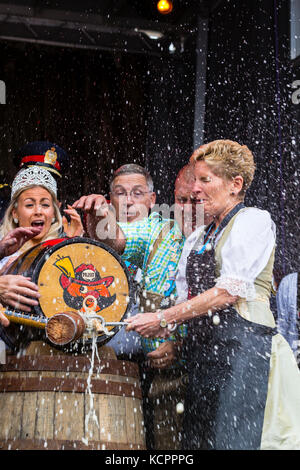 Kitchener, Ontario, Kanada. Oktober 2017. Offizielle Eröffnung des 49. Jährlichen Kitchener Waterloo Oktoberfests, Nordamerikas größtes bayerisches Fest. Das erste Bierfass wird im Rathaus von Kitchener gezapft. Kathleen Wynne Premier von Ontario klopft das erste Bierfass an. Bild: Performance Image/Alamy Live News Stockfoto