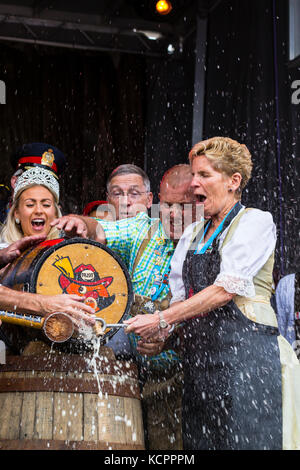 Kitchener, Ontario, Kanada. Oktober 2017. Offizielle Eröffnung des 49. Jährlichen Kitchener Waterloo Oktoberfests, Nordamerikas größtes bayerisches Fest. Das erste Bierfass wird im Rathaus von Kitchener gezapft. Kathleen Wynne Premier von Ontario klopft das erste Bierfass an. Bild: Performance Image/Alamy Live News Stockfoto