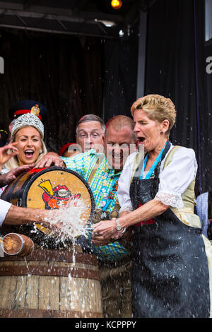 Kitchener, Ontario, Kanada. Oktober 2017. Offizielle Eröffnung des 49. Jährlichen Kitchener Waterloo Oktoberfests, Nordamerikas größtes bayerisches Fest. Das erste Bierfass wird im Rathaus von Kitchener gezapft. Kathleen Wynne Premier von Ontario klopft das erste Bierfass an. Bild: Performance Image/Alamy Live News Stockfoto