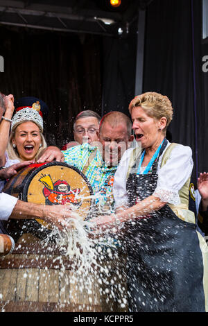 Kitchener, Ontario, Kanada. Oktober 2017. Offizielle Eröffnung des 49. Jährlichen Kitchener Waterloo Oktoberfests, Nordamerikas größtes bayerisches Fest. Das erste Bierfass wird im Rathaus von Kitchener gezapft. Kathleen Wynne Premier von Ontario klopft das erste Bierfass an. Bild: Performance Image/Alamy Live News Stockfoto