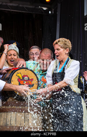 Kitchener, Ontario, Kanada. Oktober 2017. Offizielle Eröffnung des 49. Jährlichen Kitchener Waterloo Oktoberfests, Nordamerikas größtes bayerisches Fest. Das erste Bierfass wird im Rathaus von Kitchener gezapft. Kathleen Wynne Premier von Ontario klopft das erste Bierfass an. Bild: Performance Image/Alamy Live News Stockfoto