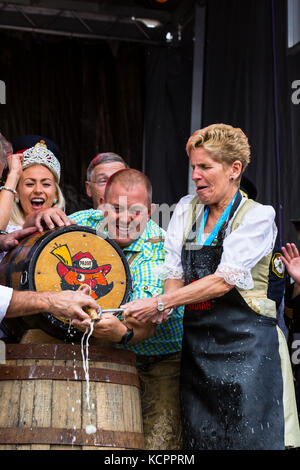 Kitchener, Ontario, Kanada. Oktober 2017. Offizielle Eröffnung des 49. Jährlichen Kitchener Waterloo Oktoberfests, Nordamerikas größtes bayerisches Fest. Das erste Bierfass wird im Rathaus von Kitchener gezapft. Kathleen Wynne Premier von Ontario klopft das erste Bierfass an. Bild: Performance Image/Alamy Live News Stockfoto