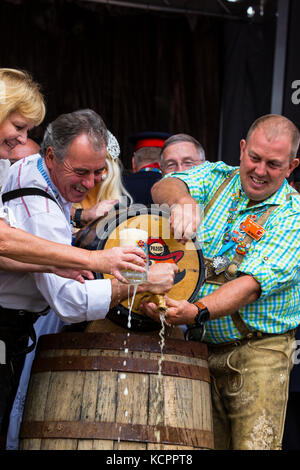 Kitchener, Ontario, Kanada. Oktober 2017. Offizielle Eröffnung des 49. Jährlichen Kitchener Waterloo Oktoberfests, Nordamerikas größtes bayerisches Fest. Das erste Bierfass wird im Rathaus von Kitchener gezapft. Kathleen Wynne Premier von Ontario klopft das erste Bierfass an. Bild: Performance Image/Alamy Live News Stockfoto