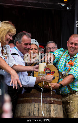 Kitchener, Ontario, Kanada. Oktober 2017. Offizielle Eröffnung des 49. Jährlichen Kitchener Waterloo Oktoberfests, Nordamerikas größtes bayerisches Fest. Das erste Bierfass wird im Rathaus von Kitchener gezapft. Kathleen Wynne Premier von Ontario klopft das erste Bierfass an. Bild: Performance Image/Alamy Live News Stockfoto