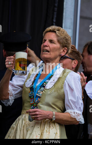 Kitchener, Ontario, Kanada. Oktober 2017. Offizielle Eröffnung des 49. Jährlichen Kitchener Waterloo Oktoberfests, Nordamerikas größtes bayerisches Fest. Das erste Bierfass wird im Rathaus von Kitchener gezapft. Kathleen Wynne Premier von Ontario klopft das erste Bierfass an. Bild: Performance Image/Alamy Live News Stockfoto