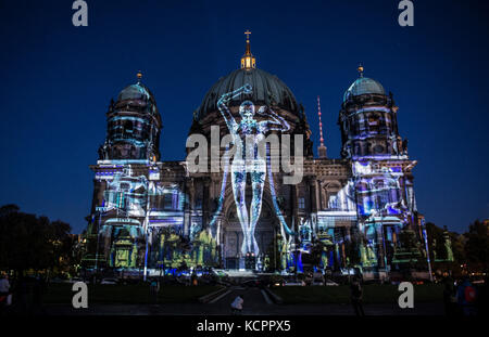 Berlin, Deutschland. Oktober 2017. Der Berliner Dom erleuchtete vor dem Lichterfest in Berlin am 6. Oktober 2017. Quelle: Paul Zinken/dpa/Alamy Live News Stockfoto