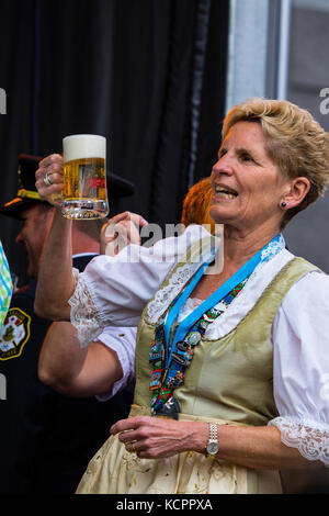 Kitchener, Ontario, Kanada. Oktober 2017. Offizielle Eröffnung des 49. Jährlichen Kitchener Waterloo Oktoberfests, Nordamerikas größtes bayerisches Fest. Das erste Bierfass wird im Rathaus von Kitchener gezapft. Kathleen Wynne Premier von Ontario klopft das erste Bierfass an. Bild: Performance Image/Alamy Live News Stockfoto