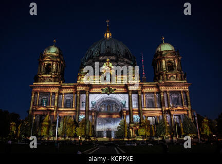 Berlin, Deutschland. Oktober 2017. Der Berliner Dom erleuchtete vor dem Lichterfest in Berlin am 6. Oktober 2017. Quelle: Paul Zinken/dpa/Alamy Live News Stockfoto