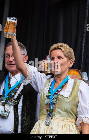 Kitchener, Ontario, Kanada. Oktober 2017. Offizielle Eröffnung des 49. Jährlichen Kitchener Waterloo Oktoberfests, Nordamerikas größtes bayerisches Fest. Das erste Bierfass wird im Rathaus von Kitchener gezapft. Kathleen Wynne Premier von Ontario klopft das erste Bierfass an. Bild: Performance Image/Alamy Live News Stockfoto
