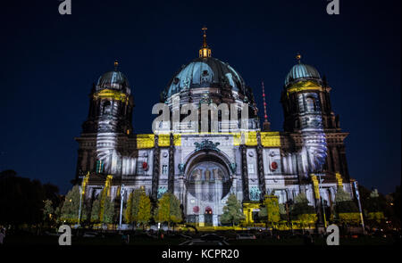 Berlin, Deutschland. Oktober 2017. Der Berliner Dom erleuchtete vor dem Lichterfest in Berlin am 6. Oktober 2017. Quelle: Paul Zinken/dpa/Alamy Live News Stockfoto