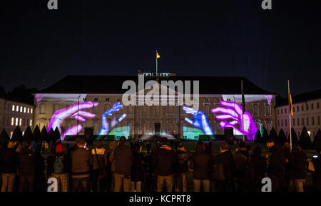 Berlin, Deutschland. Oktober 2017. Das Schloss Bellevue erleuchtete vor dem Lichterfest in Berlin, Deutschland, 6. Oktober 2017. Quelle: Paul Zinken/dpa/Alamy Live News Stockfoto