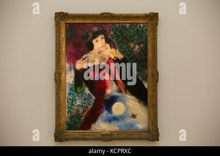 London, Großbritannien. Oktober 2017. Marc Chagall, Les Amoureux Öl auf Leinwand 1928 (mit 12 Mio. USD - 18 Mio. USD) Sotheby's im Zentrum Londons präsentiert den bevorstehenden Verkauf zeitgenössischer, impressionistischer und moderner Kunst von Monet, Cèzanne, Miró, Magritte, Picasso, Basquiat, Dubuffet & Lichtenstein Quelle: Dinendra Haria/Alamy Live News Stockfoto