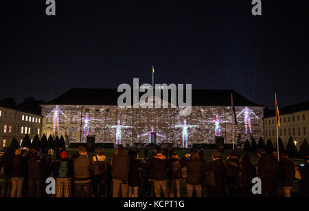 Berlin, Deutschland. Oktober 2017. Das Schloss Bellevue erleuchtete vor dem Lichterfest in Berlin, Deutschland, 6. Oktober 2017. Quelle: Paul Zinken/dpa/Alamy Live News Stockfoto