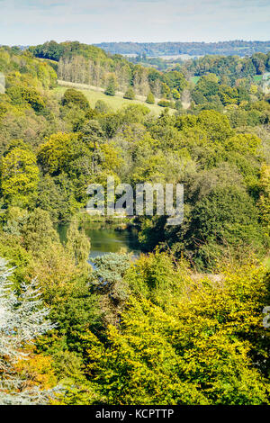 Winkworth Arboretum, godalming. 06. Okt 2017. uk Wetter. Schönen herbstlichen Bedingungen über den home Counties heute. Besucher genießen die Herbstfarben in Winkworth Arboretum in der Nähe von Godalming Surrey. Credit: James Jagger/alamy leben Nachrichten Stockfoto