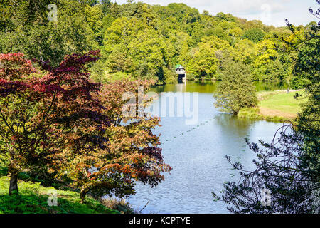 Winkworth Arboretum, godalming. 06. Okt 2017. uk Wetter. Schönen herbstlichen Bedingungen über den home Counties heute. Besucher genießen die Herbstfarben in Winkworth Arboretum in der Nähe von Godalming Surrey. Credit: James Jagger/alamy leben Nachrichten Stockfoto