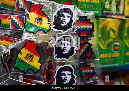 La Paz, Bolivien. 6. Okt 2017. Abzeichen von Che Guevara und das Land Überblick über Bolivien mit der Nationalflagge auf Verkauf in einem Souvenirshop. Che wurde von der Bolivianischen Truppen in La Higuera, die am 9. Oktober 1967 getötet worden; die Regierung und die sozialen Bewegungen werden verschiedene Veranstaltungen an diesem Tag den 50. Jahrestag seines Todes am Ort zu gedenken. Credit: James Brunker/Alamy leben Nachrichten Stockfoto