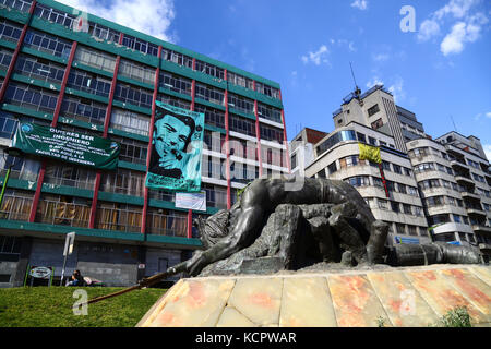 La Paz, Bolivien. 6. Okt. 2017. Ein Banner zum Gedenken an den 50. Todestag von Che Guevara hängt auf dem Gebäude der UMSA University Engineering Faculty im Stadtzentrum von La Paz. Che wurde am 9. Oktober 1967 von bolivianischen Truppen in La Higuera getötet; die Regierung und die sozialen Bewegungen werden an diesem Tag verschiedene Veranstaltungen an diesem Ort abhalten. Im Vordergrund befindet sich ein Denkmal des unbekannten Soldaten. Kredit: James Brunker / Alamy Live News Stockfoto