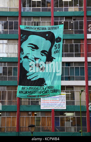 La Paz, Bolivien. 6. Okt 2017. Ein Banner zum 50-jährigen Jubiläum des Che Guevaras Tod zu gedenken, hängt an der UMSA Universität Fakultät Gebäude in La Paz Stadtzentrum. Che wurde von der Bolivianischen Truppen in La Higuera, die am 9. Oktober 1967 getötet worden; die Regierung und die sozialen Bewegungen werden verschiedene Veranstaltungen an diesem Tag am Standort. Credit: James Brunker/Alamy leben Nachrichten Stockfoto