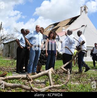 St Croix, USA. Oktober 2017. US-Vizepräsident Mike Pence und seine Frau Karen Pence sehen Sturm beschädigt vor der Holy Cross Episcopal Church zusammen mit USVI Gouverneur Kenneth Mapp, zweiter von rechts, 6. Oktober 2017 in Christiansted, St. Croix, US-Jungferninsel. Pence ist auf den Jungferninseln, um die Hilfsmaßnahmen nach der Zerstörung durch Hurrikan Maria zu sehen. Quelle: Planetpix/Alamy Live News Stockfoto