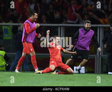 Turin, Italien. Oktober 2017. Alexsandar Trajkovski (C) aus Mazedonien feiert nach einem Treffer beim Qualifikationsspiel zur FIFA-Weltmeisterschaft 2018 zwischen Italien und Mazedonien am 6. Oktober 2017 in Turin. Das Spiel endete mit einem Unentschieden von 1-1. Quelle: Alberto Lingria/Xinhua/Alamy Live News Stockfoto